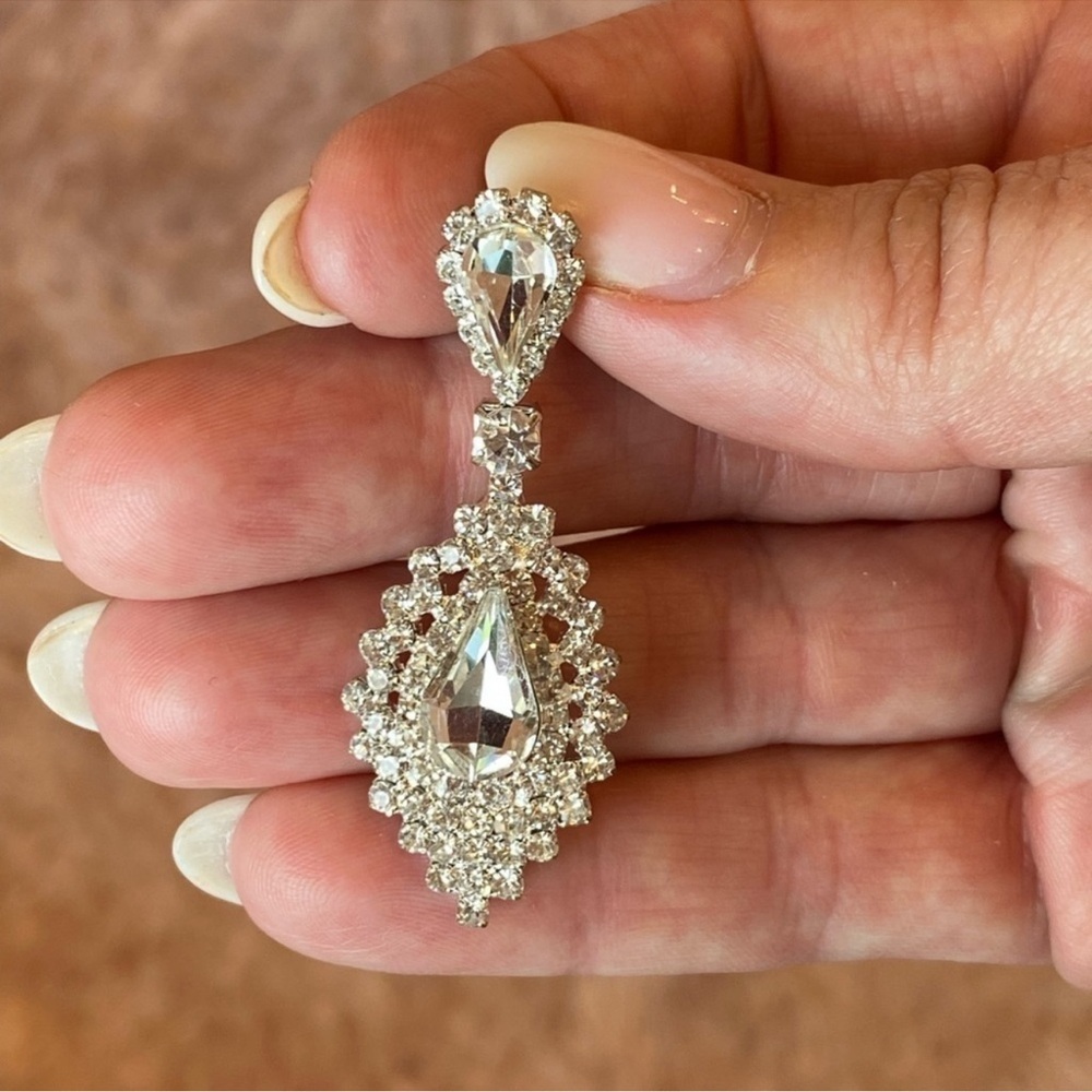 Elegant Rhinestone Silver Teardrop Earrings New NWT Bridal